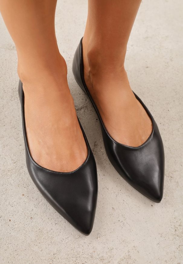 Renee - Czarne Balerinki ze Szpiczastymi Noskami w Eleganckim Stylu Lagenaria. Okazja: na co dzień, na imprezę. Nosek buta: szpiczasty. Kolor: czarny. Materiał: materiał, jeans. Wzór: kwiaty. Styl: elegancki