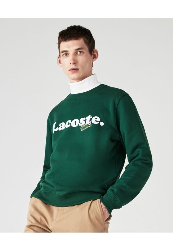 Lacoste - LACOSTE - Zielona bluza z logo. Okazja: na co dzień. Typ kołnierza: golf. Kolor: zielony. Materiał: jeans, bawełna. Długość rękawa: długi rękaw. Długość: długie. Wzór: haft. Styl: casual, elegancki