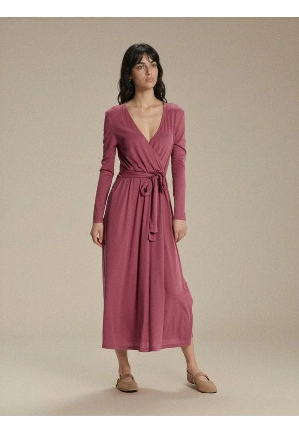 Sinsay - Sukienka midi z ozdobnym wiązaniem z domieszką wiskozy - różowy. Kolor: różowy. Materiał: wiskoza. Długość: midi