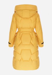 Born2be - Żółta Kurtka z Paskiem i Saszetką Pikowana Długa Phinare. Kolor: żółty. Materiał: materiał. Długość: długie. Wzór: aplikacja #9