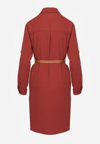 Renee - Bordowa Koszulowa Sukienka Ozdobiona Paskiem i Rękawem z Regulacją Esaviona. Okazja: na co dzień. Kolor: czerwony. Materiał: jeans. Wzór: aplikacja. Typ sukienki: koszulowe. Styl: elegancki, casual #3