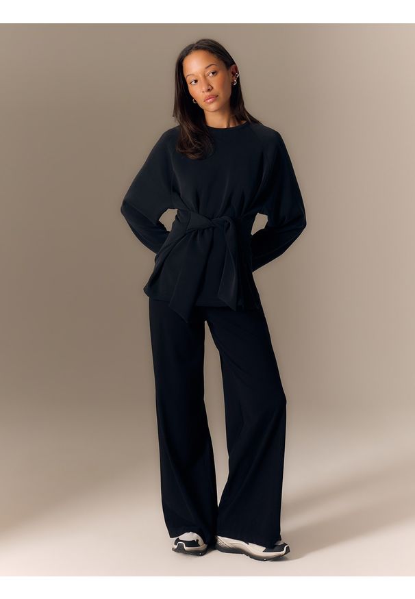 4f - 4F Bluza regular z wiązaniem i modalem damska - czarna XS. Okazja: na co dzień, do domu. Kolor: czarny. Materiał: dzianina, materiał. Długość rękawa: raglanowy rękaw. Wzór: gładki. Styl: casual