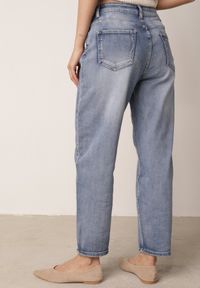 Born2be - Niebieskie Bawełniane Jeansy Mom Fit o Klasycznym Kroju z Wysokim Stanem Esersia. Okazja: do pracy, na co dzień. Stan: podwyższony. Kolor: niebieski. Długość: długie. Styl: klasyczny #3