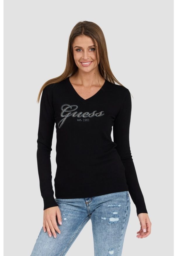 Guess - GUESS Czarny damski sweter Saige Logo Vn Ls Swtr, Rozmiar M. Typ kołnierza: dekolt w serek. Kolor: czarny. Materiał: materiał. Długość rękawa: długi rękaw. Długość: długie. Styl: elegancki