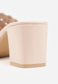 Born2be - Beżowe Klapki na Słupku z Ażurową Cholewką i Kwadratowym Noskiem Bevyrae. Nosek buta: otwarty. Kolor: beżowy. Materiał: skóra. Wzór: ażurowy. Sezon: lato. Obcas: na słupku. Styl: klasyczny. Wysokość obcasa: średni #7