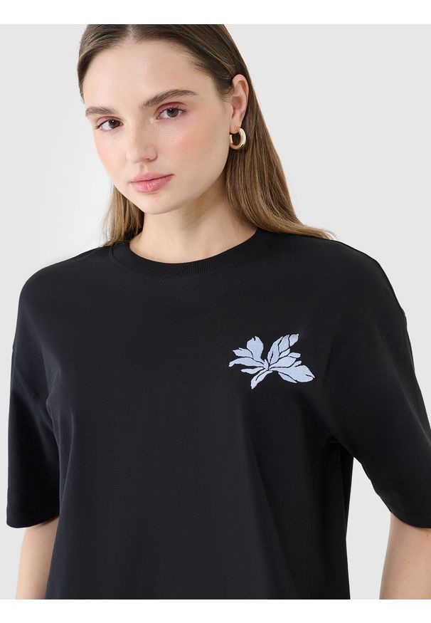 4f - 4F T-shirt oversize z nadrukiem damski - czarny XS. Okazja: na co dzień. Kolor: czarny. Materiał: dzianina, bawełna, jersey. Długość rękawa: krótki rękaw. Długość: krótkie. Wzór: nadruk. Sezon: lato. Styl: klasyczny, sportowy, casual