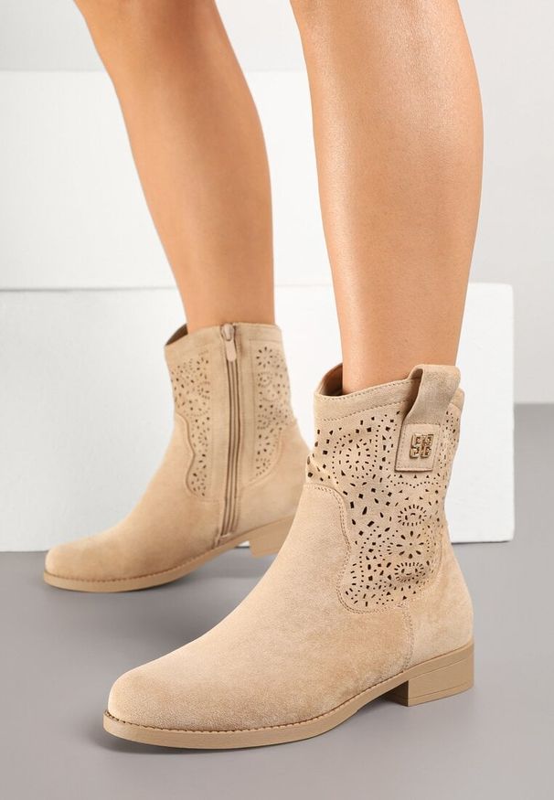Renee - Ciemnobeżowe Botki Kowbojki Ażurowe Efaliria. Okazja: na co dzień. Kolor: beżowy. Wzór: ażurowy. Styl: casual
