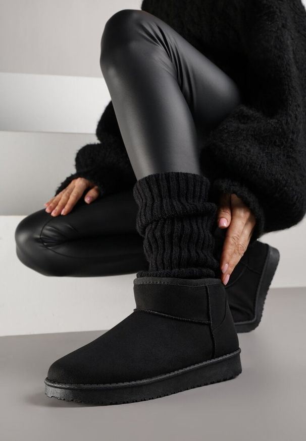 Renee - Czarne Śniegowce z Niską Cholewką Retira. Okazja: na co dzień. Wysokość cholewki: przed kostkę. Kolor: czarny. Materiał: jeans. Szerokość cholewki: normalna. Sezon: zima. Styl: casual