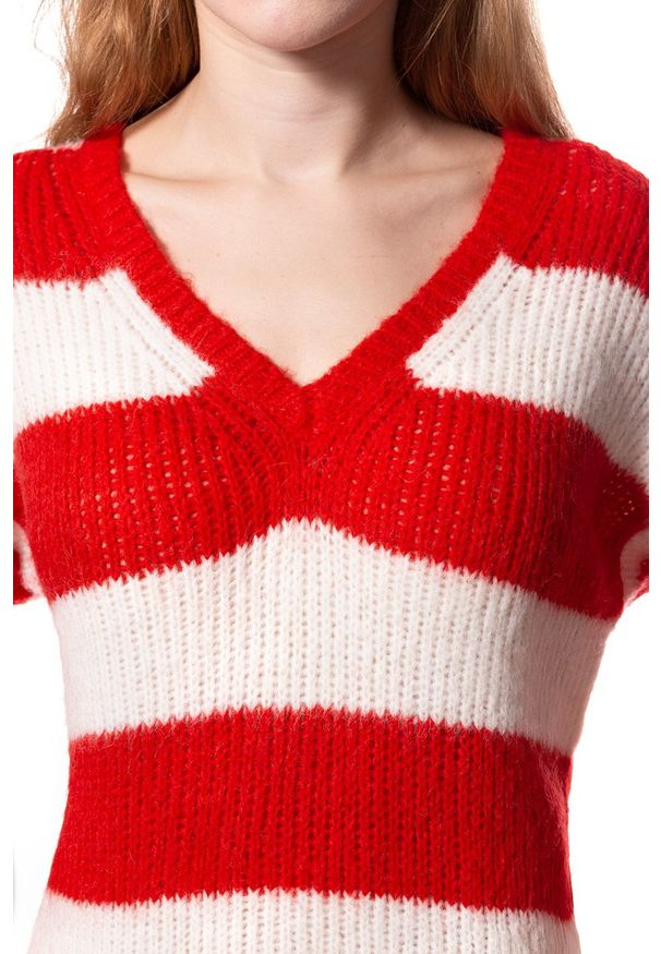 Wrangler - DAMSKI SWETER WRANGLER LOOSE KNIT FORMULA RED W8109PZWO 112132228. Typ kołnierza: dekolt w serek. Materiał: tkanina. Wzór: ze splotem