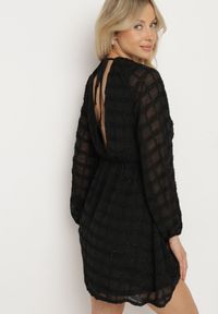 Born2be - Czarna Błyszcząca Sukienka o Rozkloszowanym Kopertowym Kroju z Odkrytymi Plecami Issanea. Okazja: na co dzień. Kolor: czarny. Materiał: skóra. Wzór: aplikacja. Typ sukienki: kopertowe. Styl: elegancki, casual, rockowy #3