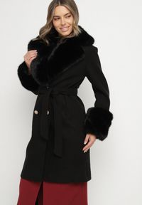 Born2be - Czarny Elegancki Płaszcz o Dwurzędowym Kroju z Futerkiem Landrie. Okazja: na co dzień. Kolor: czarny. Materiał: futro. Styl: elegancki