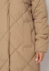 Born2be - Ciemnobeżowa Kurtka Płaszcz z Geometrycznym Pikowaniem Johnatta. Kolor: beżowy. Wzór: geometria #6