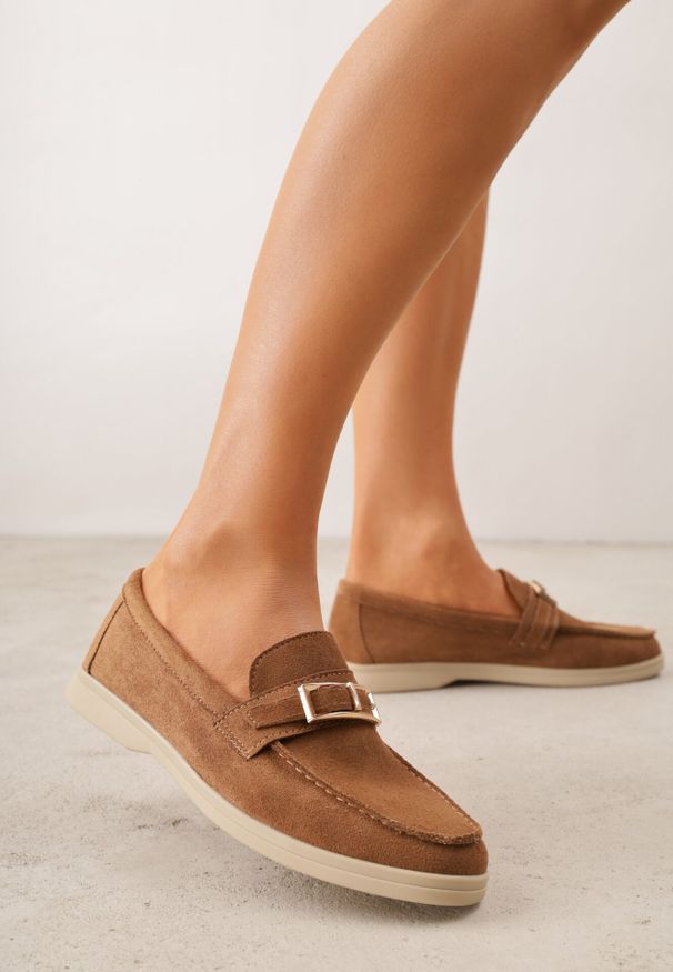 Born2be - Jasnobrązowe Mokasyny z Prostokątną Metaliczną Ozdobą Aeleorane. Nosek buta: okrągły. Zapięcie: klamry. Kolor: brązowy. Materiał: skóra, zamsz. Wzór: aplikacja. Obcas: na obcasie. Styl: klasyczny. Wysokość obcasa: niski