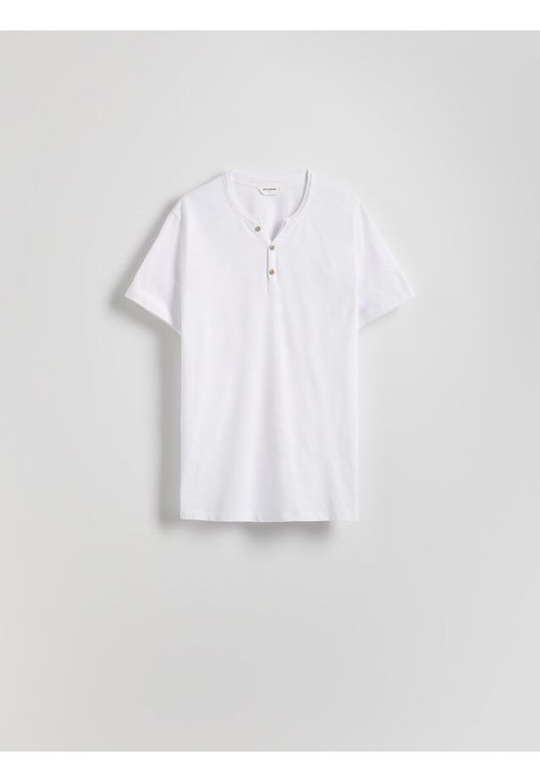 Reserved - T-shirt slim z rozpinanym dekoltem - biały. Kolor: biały. Materiał: bawełna, dzianina