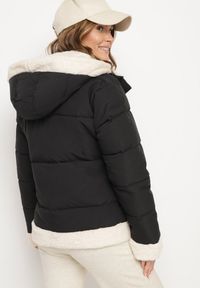 Born2be - Czarna Pikowana Kurtka o Prostym Kroju z Kapturem Obszyta Ozdobnym Futerkiem Ettelinea. Okazja: na co dzień. Typ kołnierza: kaptur. Kolor: czarny. Materiał: futro. Styl: casual #7