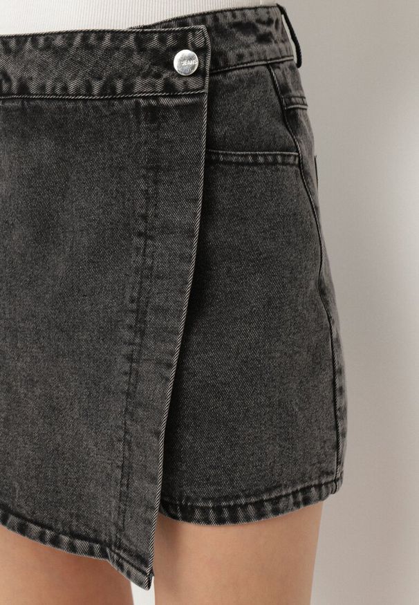 Born2be - Czarne Jeansowe Spódnico-Szorty o Asymetrycznym Kroju z Ozdobnymi Przeszyciami Lisarennea. Okazja: na co dzień. Kolor: czarny. Materiał: jeans. Styl: elegancki, casual, sportowy