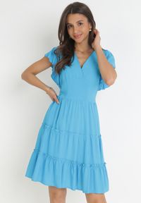Born2be - Niebieska Gładka Sukienka Mini Taliowana z Falbankami Wokół Ramion Zynnas. Typ kołnierza: kołnierz z falbankami. Kolor: niebieski. Wzór: gładki. Sezon: lato. Długość: mini #5