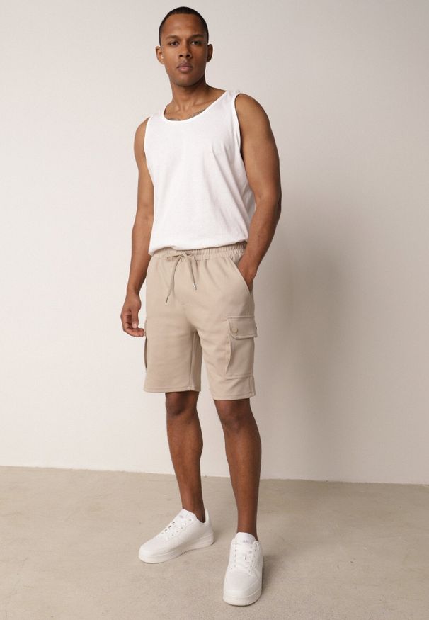 Born2be - Beżowe Szorty z Bawełną w Stylu Safari z Kieszeniami Cargo Sabririla. Okazja: na co dzień. Kolor: beżowy. Materiał: bawełna. Długość: długie. Sezon: lato. Styl: casual