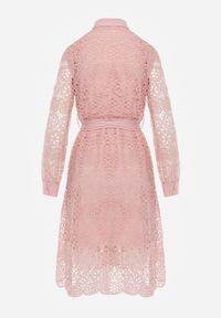 Renee - Różowa Rozkloszowana Midi Sukienka Ozdobiona Koronką z Paskiem w Talii Sailla. Okazja: na uczelnię, do pracy, na spotkanie biznesowe. Kolor: różowy. Materiał: koronka. Wzór: aplikacja, koronka. Sezon: jesień, zima. Typ sukienki: rozkloszowane. Styl: biznesowy. Długość: midi #7