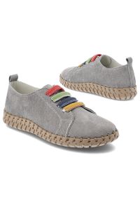 Półbuty damskie Vinceza, ze skóry naturalnej zamszowej kolorowe gumki elastyczne lekka elastyczna podeszwa casual, szare, 95377. Okazja: na co dzień. Zapięcie: pasek. Kolor: szary. Materiał: skóra, zamsz. Szerokość cholewki: normalna. Wzór: kolorowy. Styl: casual #2