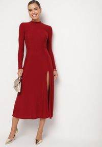 Born2be - Bordowa Sukienka z Wiskozą Ozdobiona Brokatem w Eleganckim Stylu Werirra. Okazja: na imprezę. Kolor: czerwony. Materiał: wiskoza. Wzór: aplikacja. Styl: elegancki