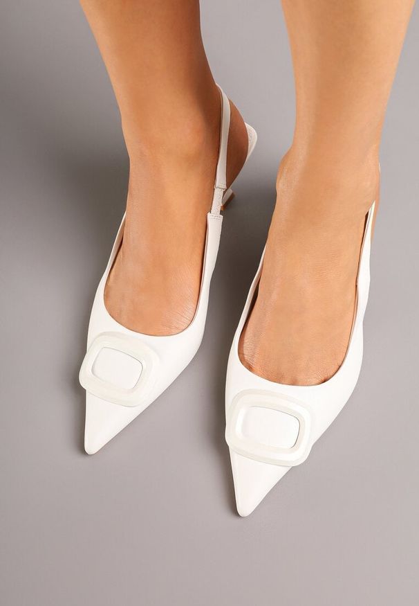 Renee - Białe Sandały na Szpilce Kaczuszce Slingback z Geometryczną Aplikacją Melanoriel. Nosek buta: otwarty. Kolor: biały. Wzór: aplikacja, geometria. Sezon: lato. Obcas: na szpilce. Wysokość obcasa: średni