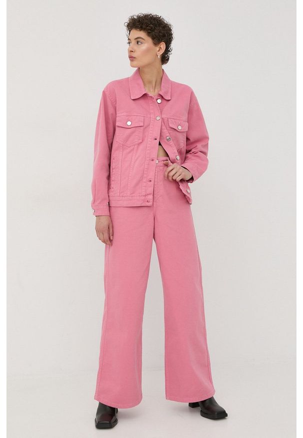 GESTUZ - Gestuz jeansy damskie high waist. Stan: podwyższony. Kolor: różowy
