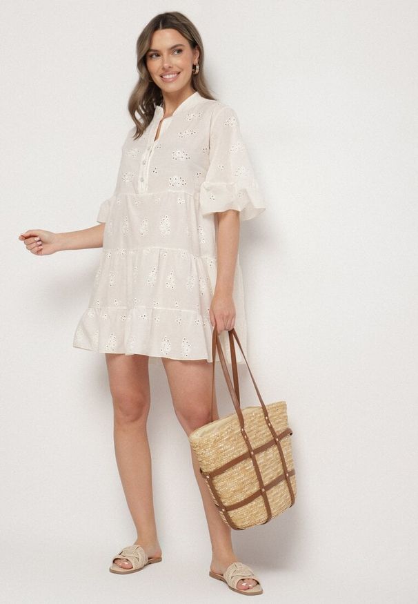 Born2be - Jasnobeżowa Bawełniana Sukienka z Haftowanej Tkaniny o Koszulowym Kroju z Falbanami Filidwena. Okazja: na co dzień. Typ kołnierza: kołnierzyk klasyczny. Kolor: beżowy. Materiał: bawełna, tkanina. Wzór: haft. Typ sukienki: koszulowe. Styl: boho, casual, klasyczny, elegancki