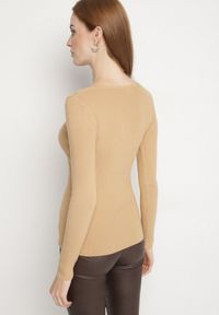 Born2be - Ciemnobeżowy Dopasowany Sweter z Nieregularnym Dekoltem w Serek Fenarela. Okazja: na co dzień, do pracy, na spotkanie biznesowe. Typ kołnierza: dekolt w serek. Kolor: beżowy. Materiał: jeans. Styl: biznesowy, casual #4