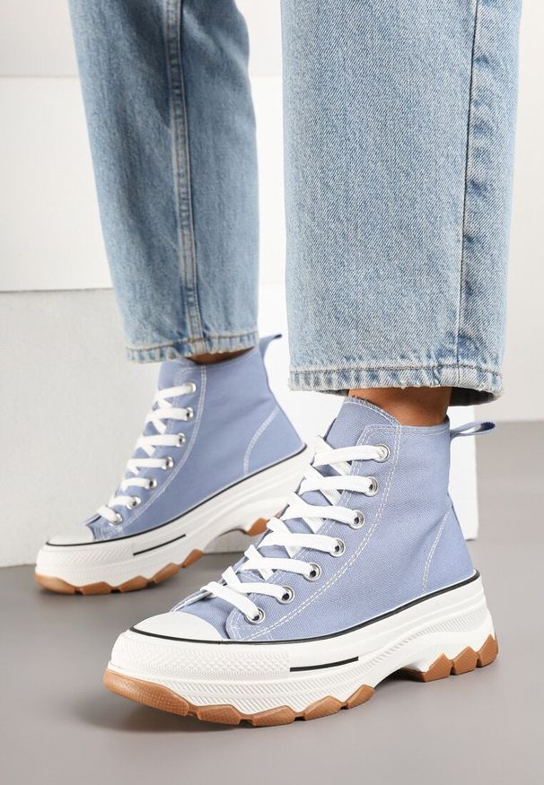Born2be - Niebieskie Trampki na Grubej Tłoczonej Podeszwie za Kostkę Rivnelis. Okazja: na co dzień. Wysokość cholewki: za kostkę. Kolor: niebieski. Materiał: jeans. Szerokość cholewki: normalna. Wzór: aplikacja. Styl: klasyczny, casual