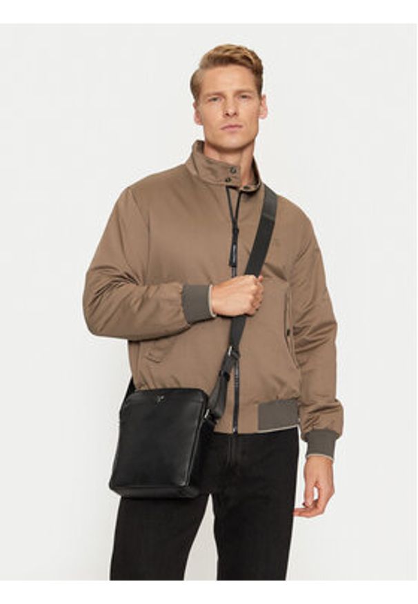 Guess Saszetka HMFISE P4459 Czarny. Kolor: czarny. Materiał: skóra