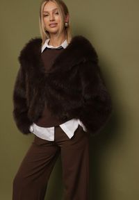 Born2be - Brązowa Kurtka Futerko z Kapturem i Kieszeniami Acantte. Okazja: na co dzień. Typ kołnierza: kaptur. Kolor: brązowy. Materiał: futro. Styl: casual, elegancki #1