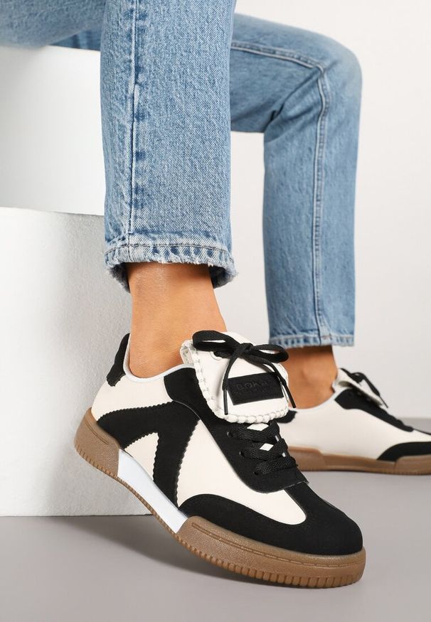 Born2be - Czarno-Beżowe Sneakersy Tenisówki z Ozdobnym Językiem Alaviela. Okazja: na co dzień. Kolor: czarny. Materiał: jeans. Wzór: aplikacja