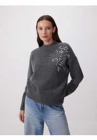 Reserved - Sweter z błyszczącą aplikacją - ciemnoszary. Kolor: szary. Materiał: dzianina. Wzór: aplikacja