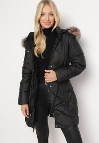 Born2be - Czarna Pikowana Kurtka Płaszcz z Troczkiem w Talii o Wydłużonym Fasonie z Kapturem i Futerkiem Lieissas. Typ kołnierza: kaptur. Kolor: czarny. Materiał: futro #3