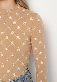 Born2be - Beżowa Bawełniana Bluzka z Półgolfem Typu Longsleeve z Geometrycznym Wzorem Tilianna. Okazja: do pracy, na imprezę, na co dzień, na spotkanie biznesowe. Kolor: beżowy. Materiał: bawełna. Długość rękawa: długi rękaw. Wzór: geometria. Styl: klasyczny, casual, elegancki, biznesowy #5