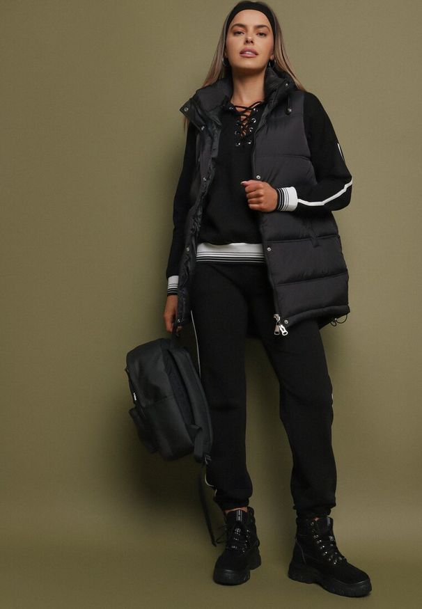 Born2be - Czarny Bawełniany Komplet Dresowy Bluza Kangurka i Spodnie z Lampasami Cantoe. Kolor: czarny. Materiał: bawełna, dresówka. Wzór: aplikacja