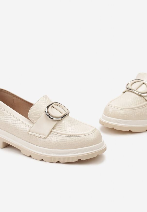 Renee - Beżowe Mokasyny z Metaliczną Aplikacją i Delikatnym Printem Unica. Okazja: na co dzień. Nosek buta: okrągły. Kolor: beżowy. Wzór: nadruk, aplikacja. Obcas: na obcasie. Styl: casual, klasyczny, elegancki. Wysokość obcasa: niski