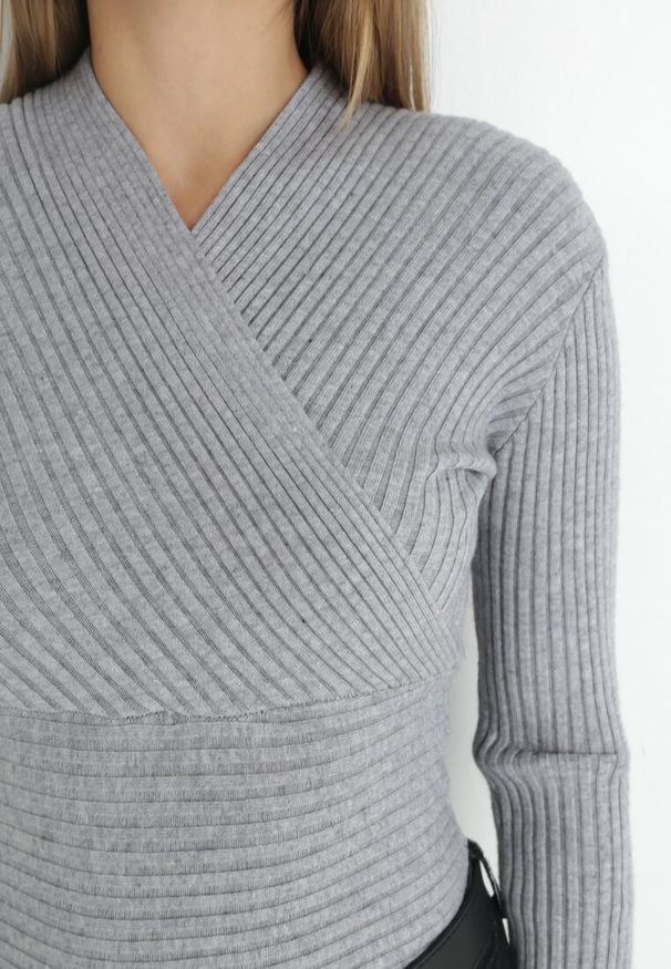 Born2be - Szary Sweter Kopertowy z Prążkowanej Dzianiny Zaki. Okazja: na co dzień. Kolor: szary. Materiał: dzianina, prążkowany. Długość rękawa: długi rękaw. Długość: długie. Styl: elegancki, casual, rockowy