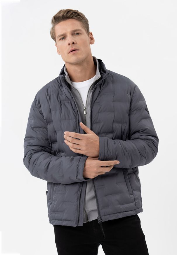 Volcano - Pikowana kurtka J-LUSIO. Okazja: na co dzień. Typ kołnierza: kołnierzyk stójkowy. Materiał: poliester, włókno, materiał. Wzór: napisy. Styl: casual