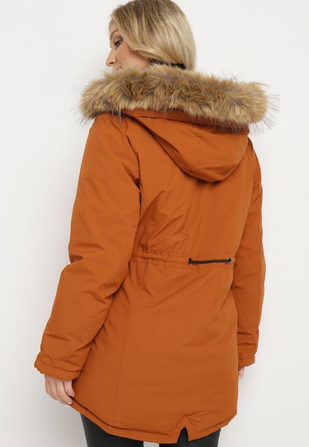 Born2be - Brązowa Kurtka Parka z Zasuwanymi Kieszeniami i Futerkiem Przy Kapturze Siarietia. Okazja: na co dzień. Kolor: brązowy. Materiał: futro. Długość rękawa: długi rękaw. Długość: długie. Sezon: zima. Styl: elegancki, casual
