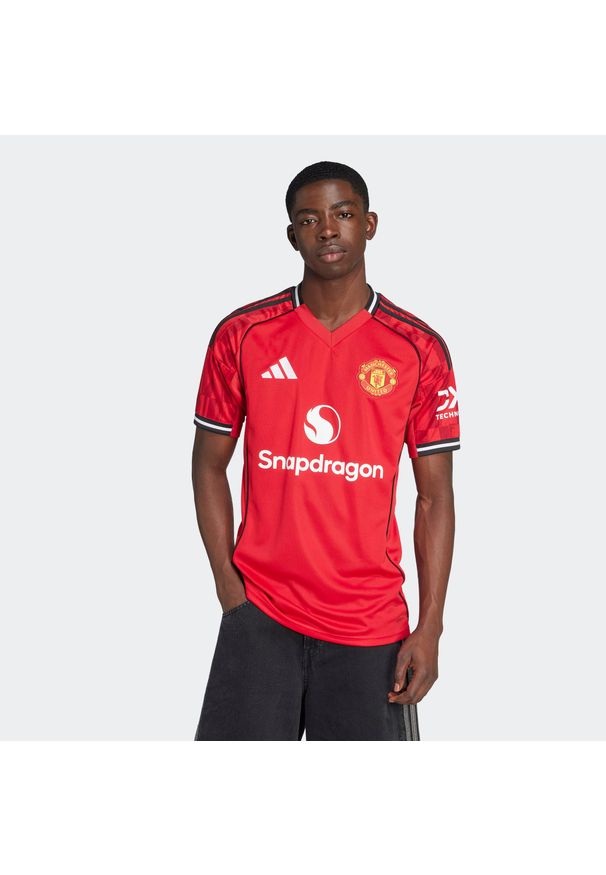 Adidas - Koszulka piłkarska ADIDAS Manchester United 25/26 domowa. Wzór: aplikacja. Sport: piłka nożna