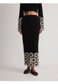 Reserved - Dzianinowa spódnica z haftem - czarny. Kolor: czarny. Materiał: dzianina. Wzór: haft #1