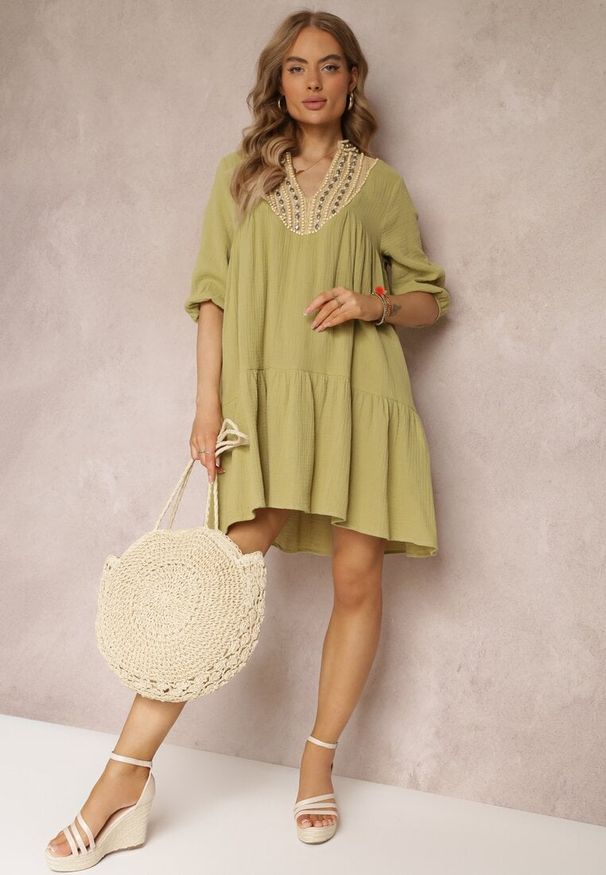 Renee - Zielona Rozkloszowana Sukienka Mini Ozdobiona Plecionką Przy Dekolcie Rufta. Kolor: zielony. Wzór: aplikacja. Sezon: lato. Typ sukienki: rozkloszowane. Styl: boho. Długość: mini