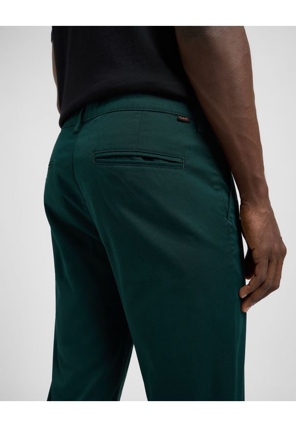 Lee - MESKIE SPODNIE LEE REGULAR CHINO JADE FOREST 112370607