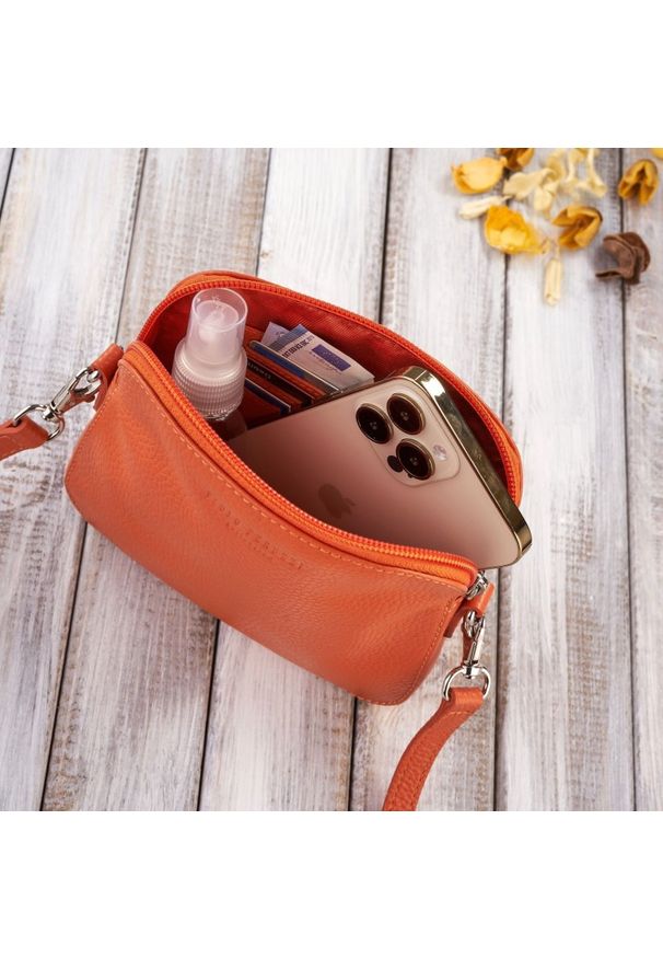 Listonoszka skórzana PAOLO PERUZZI IN-61-OR pomarańczowa. Kolor: pomarańczowy. Sezon: wiosna, zima, jesień, lato. Materiał: skórzane. Rodzaj torebki: na ramię