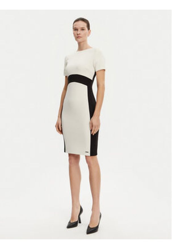 Calvin Klein Sukienka koktajlowa K20K208161 Écru Slim Fit. Materiał: syntetyk. Styl: wizytowy