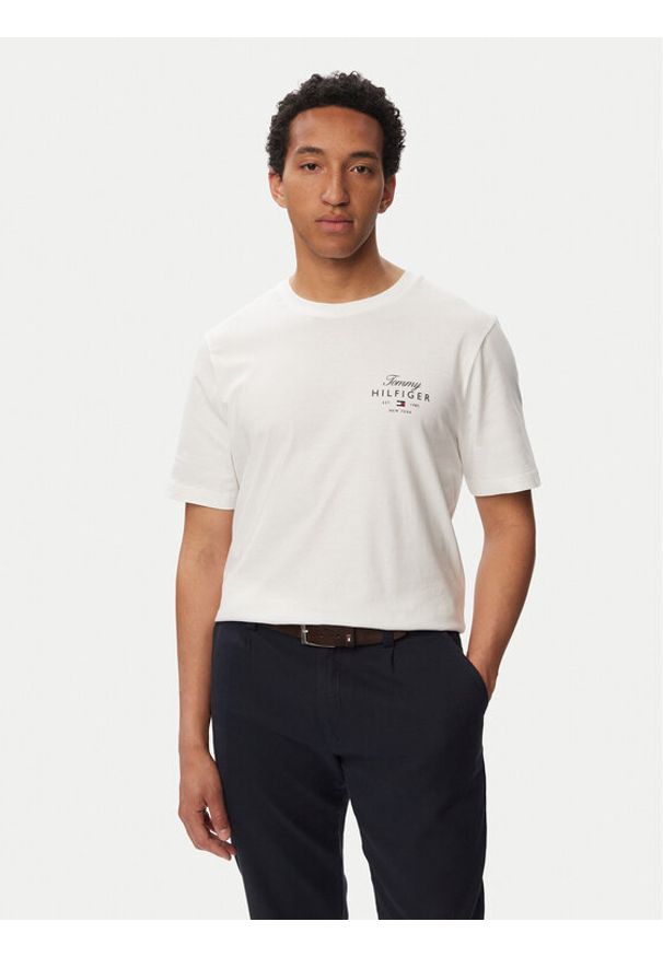 TOMMY HILFIGER - Tommy Hilfiger T-Shirt Script Stack MW0MW43224 Biały Regular Fit. Kolor: biały. Materiał: bawełna