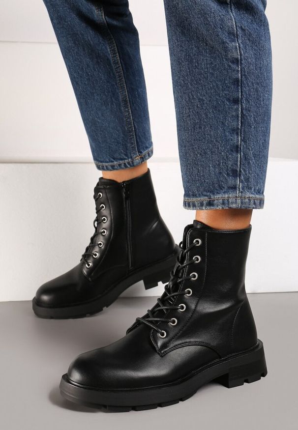 Born2be - Czarne Klasyczne Botki Traperki na Tłoczonej Podeszwie Ravonia. Okazja: na co dzień. Kolor: czarny. Materiał: jeans. Szerokość cholewki: normalna. Styl: klasyczny
