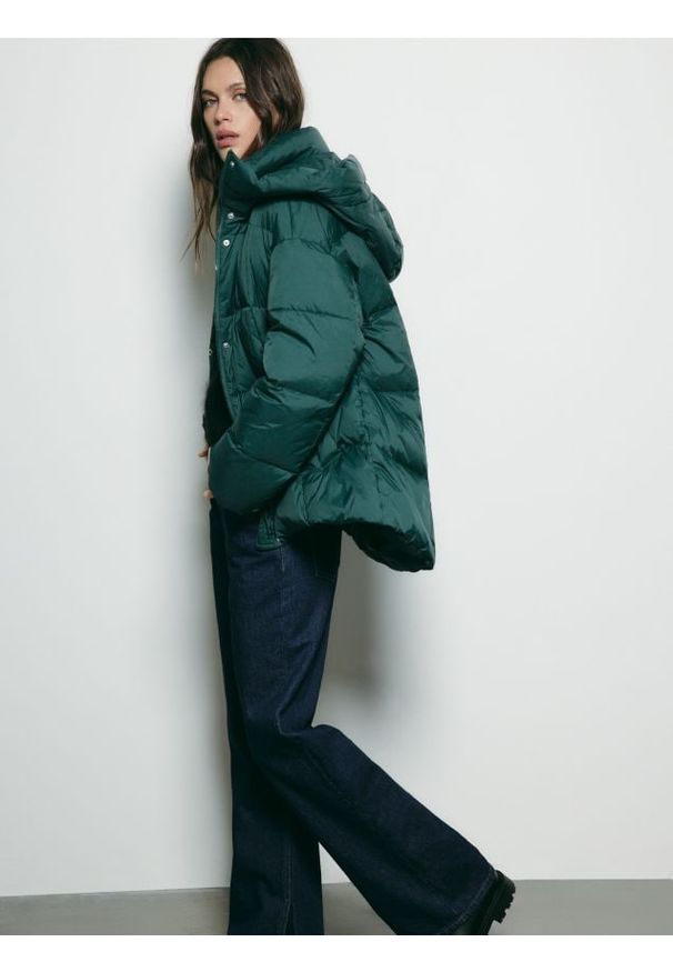 Reserved - Puchowa kurtka z kapturem - morski. Typ kołnierza: kaptur. Kolor: morski. Materiał: puch